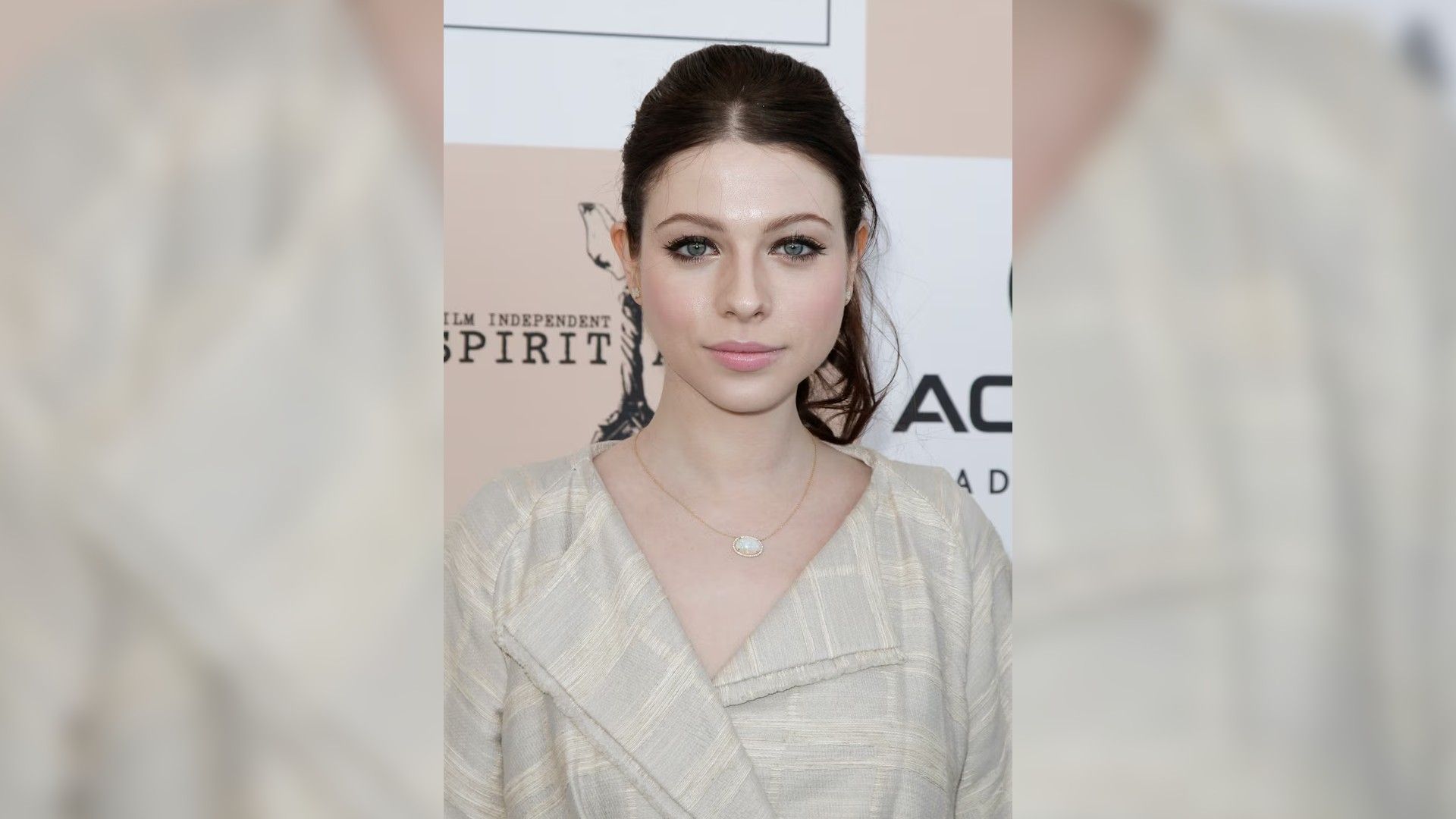 Michelle Trachtenberg in una camicia bianca, capelli raccolti