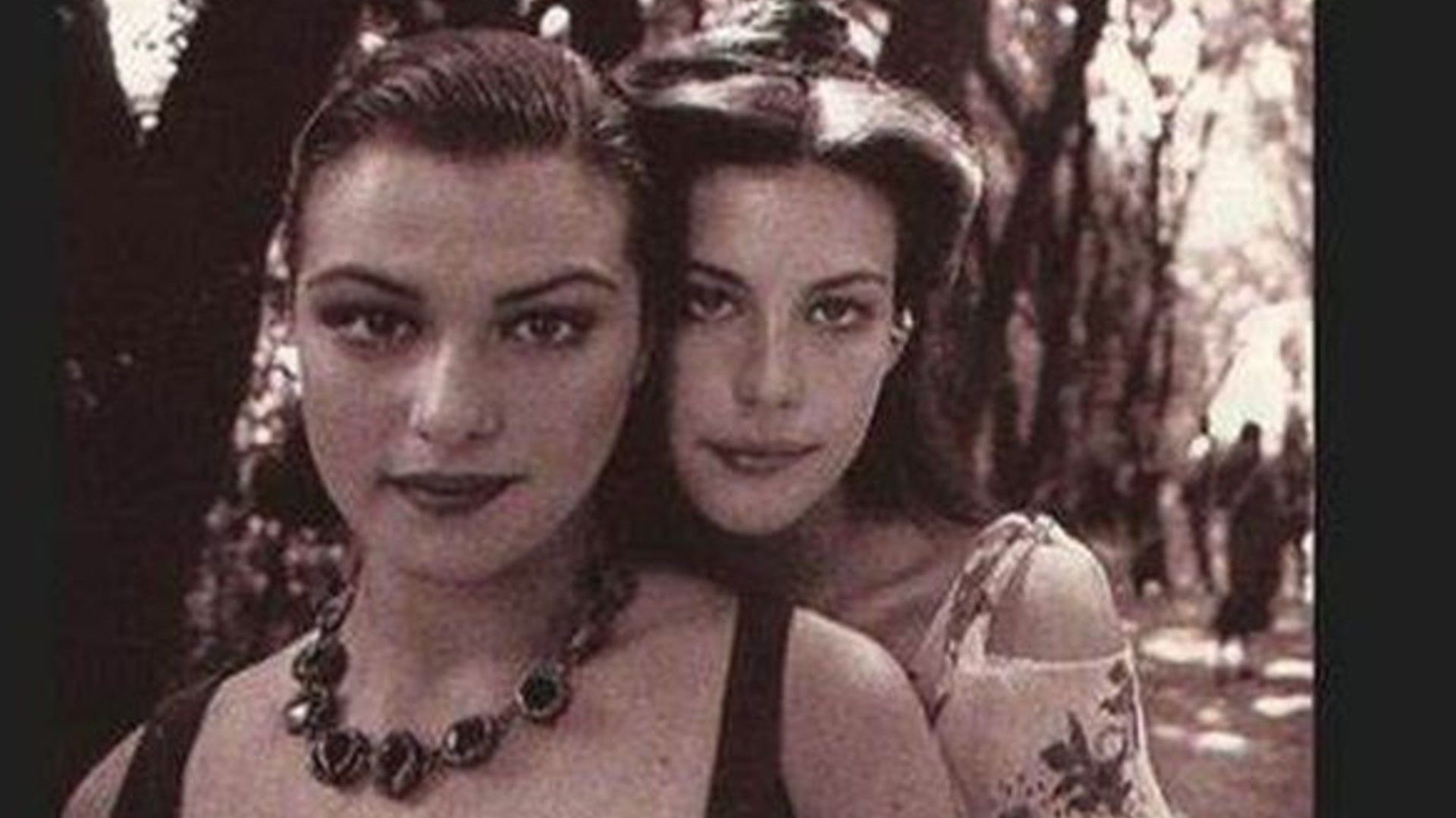 Una foto insieme di Rachel Weisz e Liv Tyler con filtro seppia