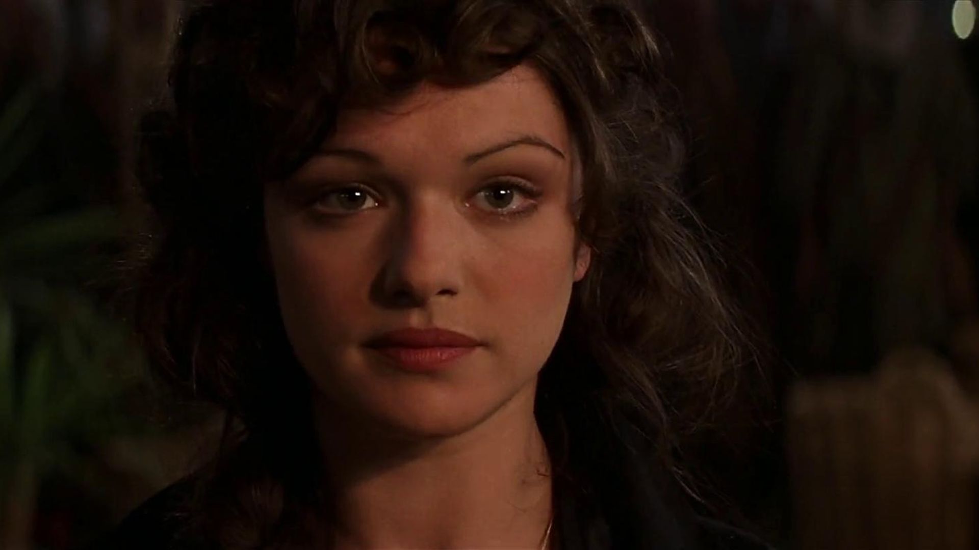 Primo piano del volto dell'attrice Rachel Weisz