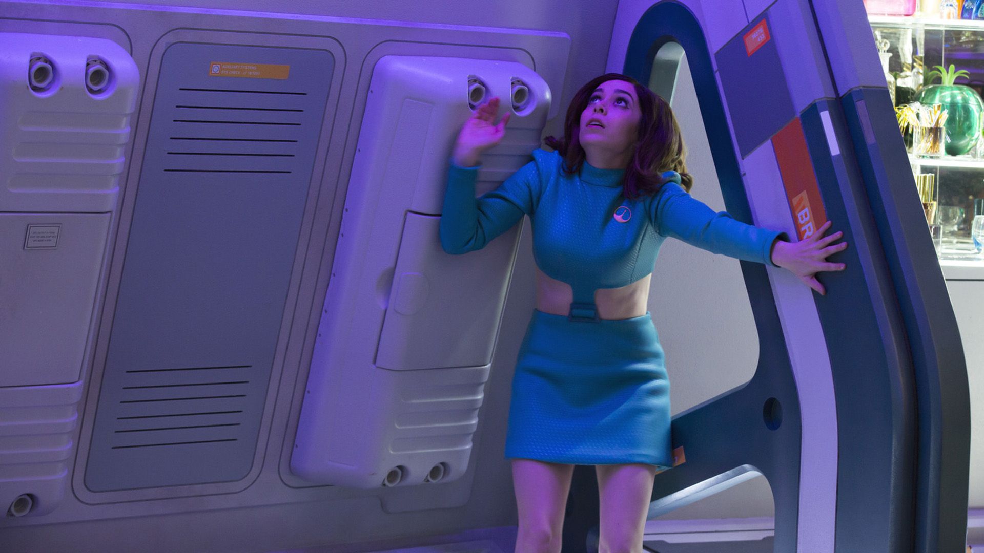 Cristin Milioti in un abito blu in una scena della serie "Black Mirror"
