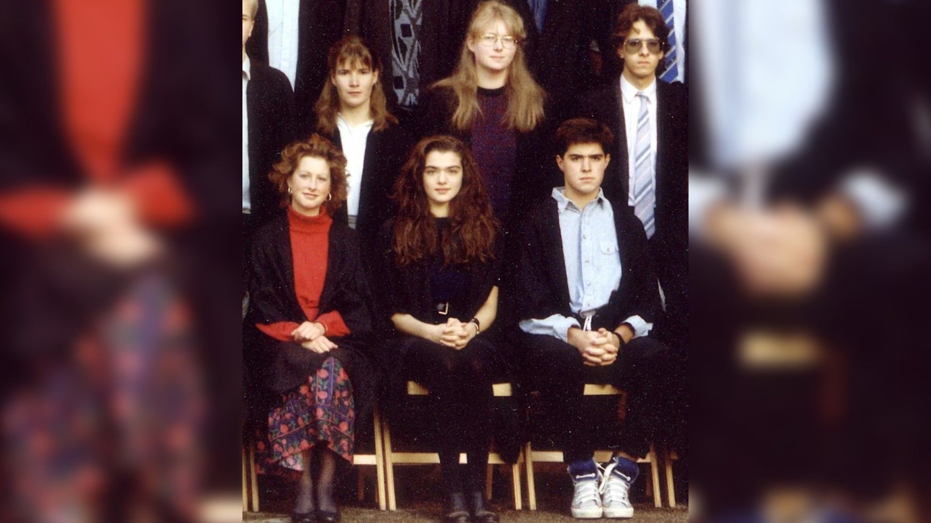 Foto di gruppo di studenti, al centro della foto – la giovane Rachel Weisz