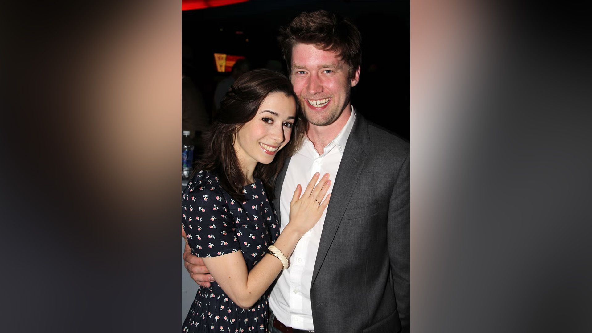 Cristin Milioti e Jesse Hooker che posano insieme a un evento sociale