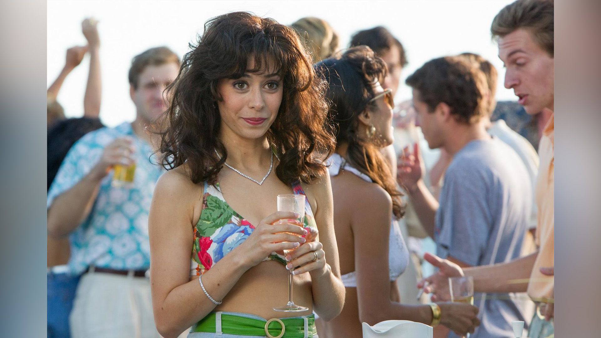 Cristin Milioti in costume da bagno e con un bicchiere in mano in una scena del film "The Wolf of Wall Street"