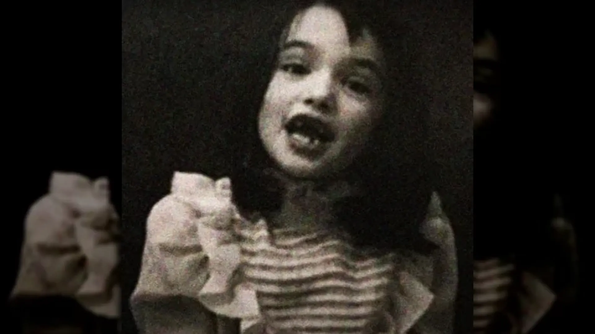 Bambina, primo piano del viso, bocca aperta, foto in bianco e nero