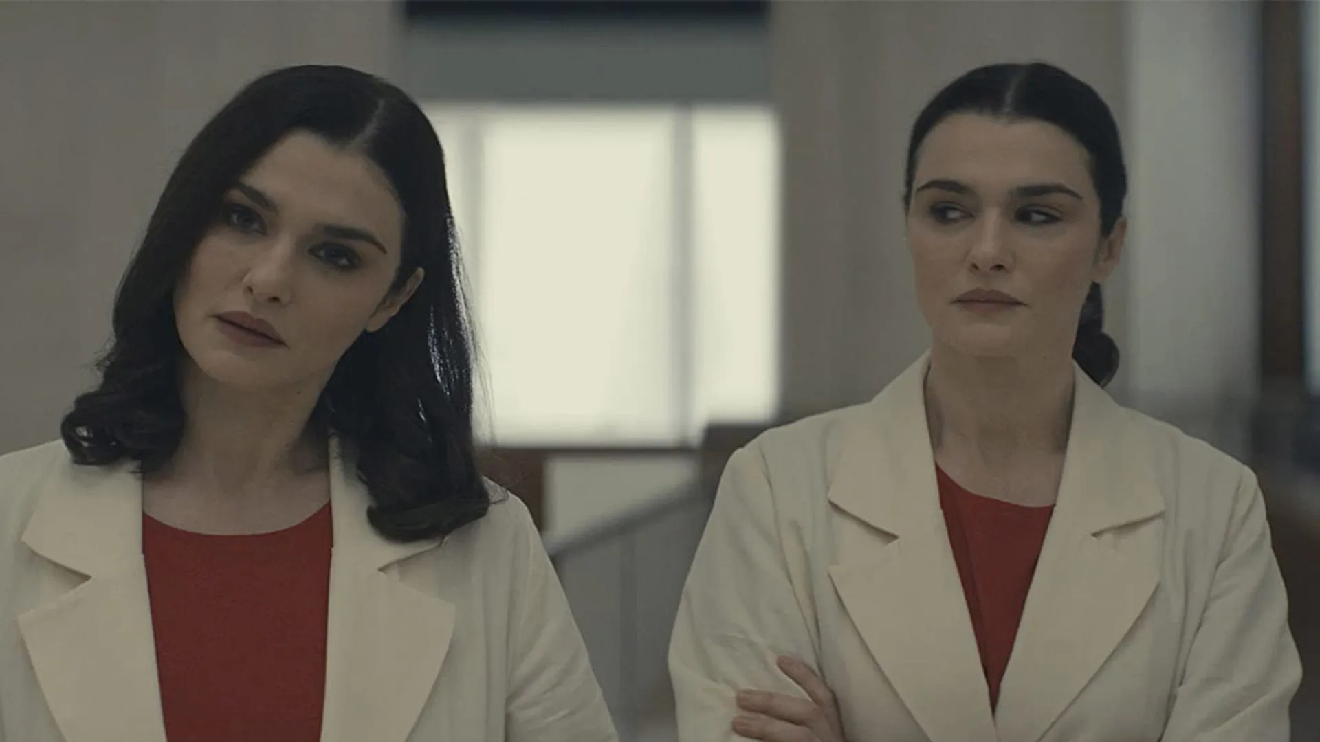 Due Rachel Weisz in camici bianchi