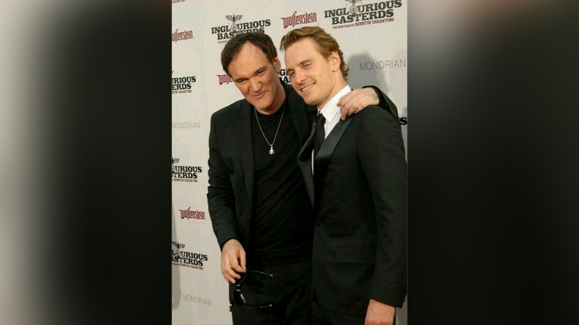 Quentin Tarantino che abbraccia Michael Fassbender alla prima di "Inglourious Basterds"