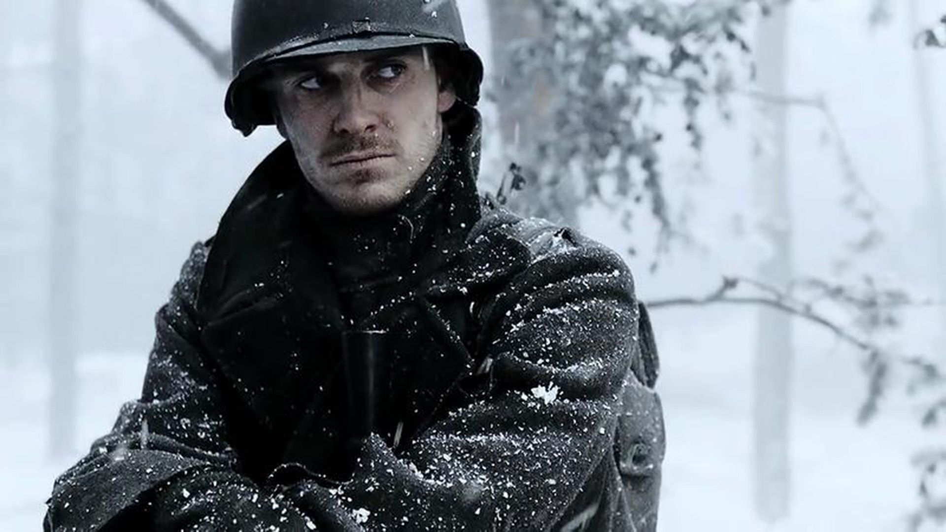 Giovane Michael Fassbender come soldato nella serie "Band of Brothers"