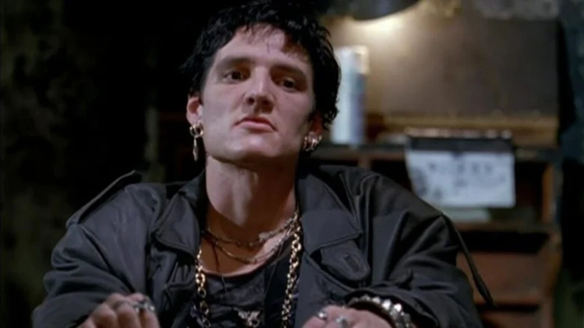Giovane Pedro Pascal in un'immagine gotica nella serie "NYPD Blue"