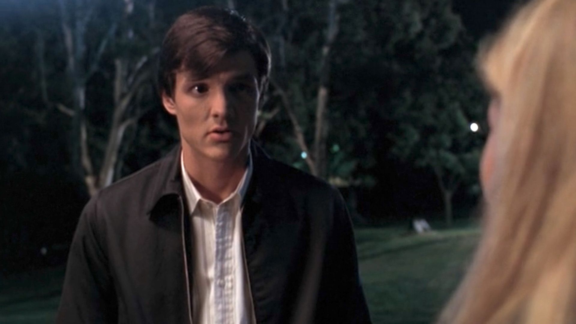 Giovane Pedro Pascal su una strada serale in "Buffy the Vampire Slayer"
