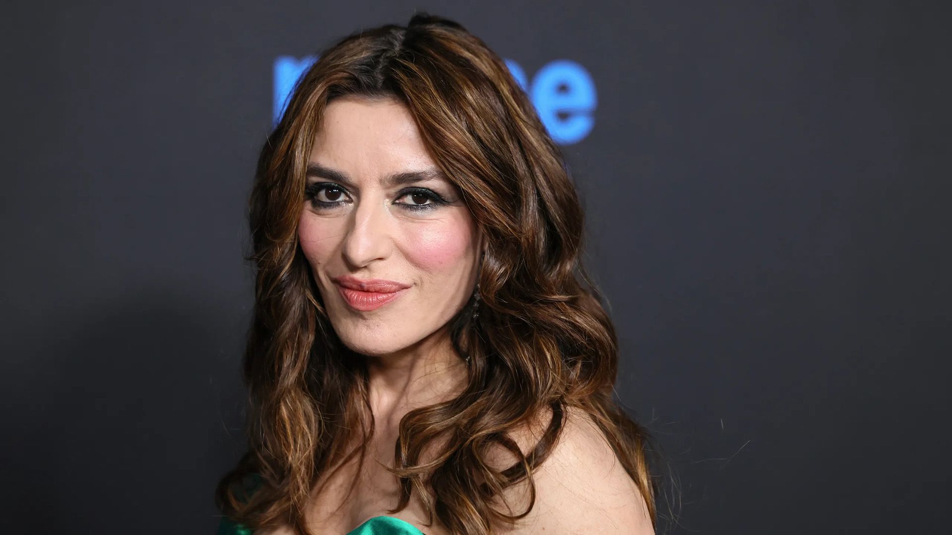 Attrice Sabrina Impacciatore in primo piano su uno sfondo scuro