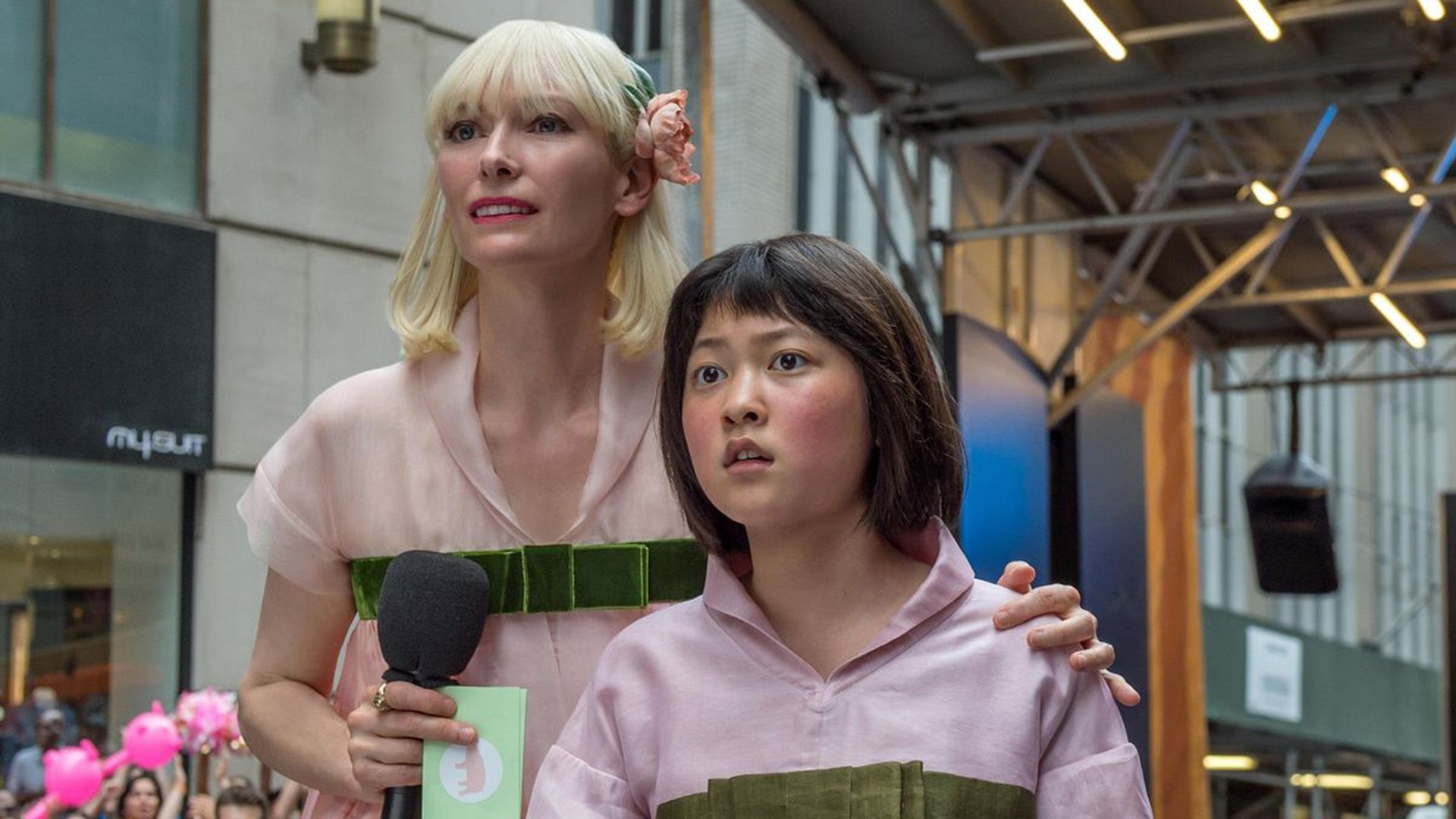 Tilda Swinton con lunghi capelli bianchi tiene An Seo-hyun per le spalle