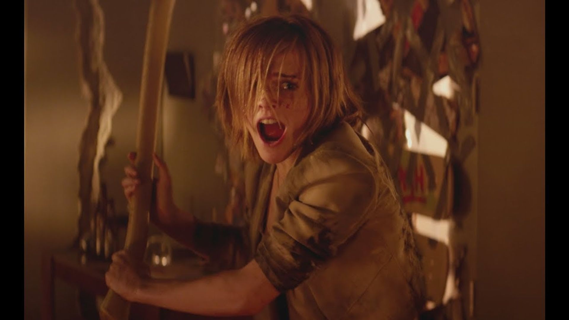Emma Watson nel film, infuriata, con un bastone in mano, che abbatte muri