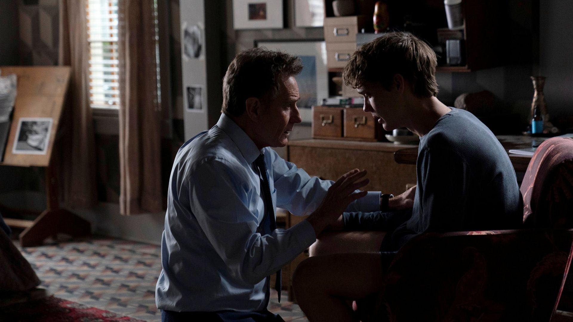 Bryan Cranston conforta il piangente Hunter Duane seduto sulla sedia