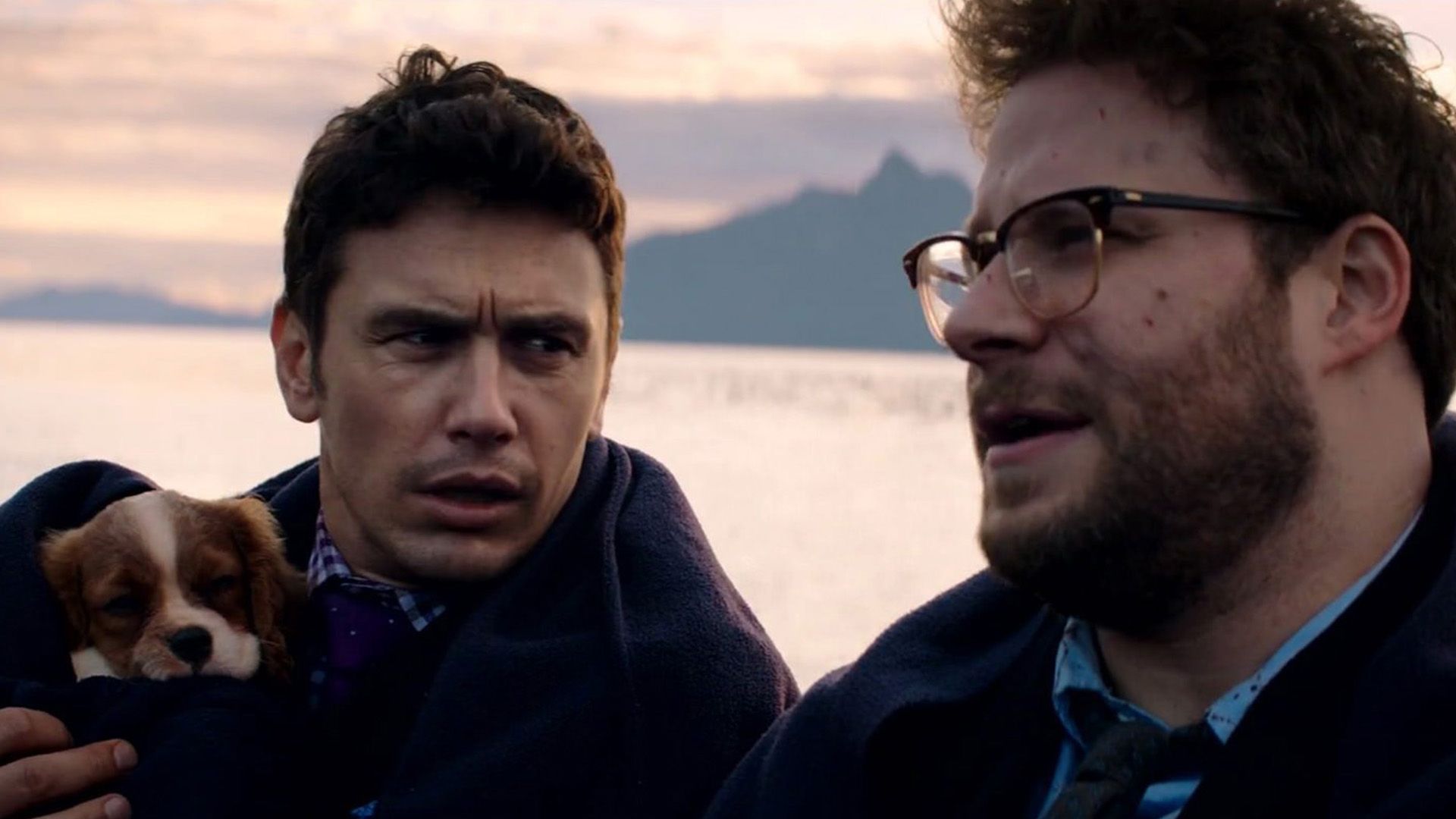 James Franco con un cucciolo tra le braccia guarda Seth Rogen