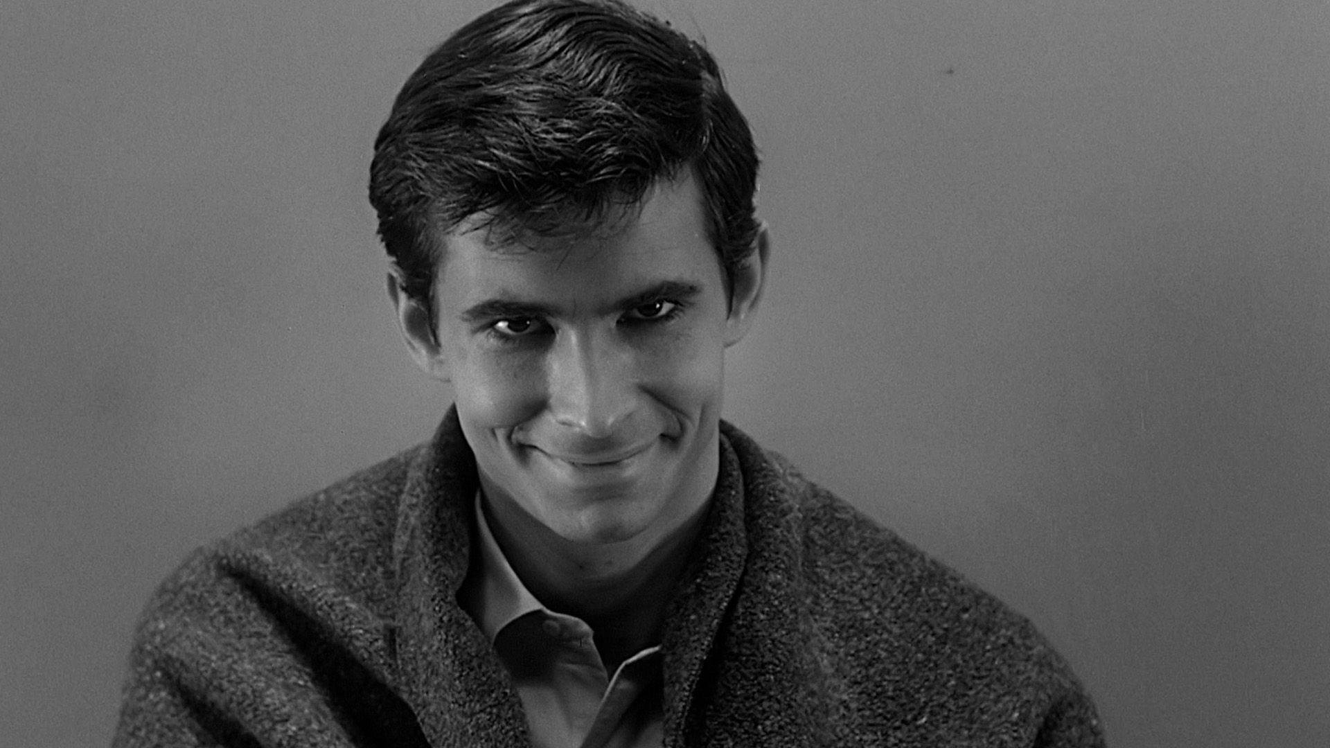 Anthony Perkins sorride minacciosamente in una scena del film 'Psycho'