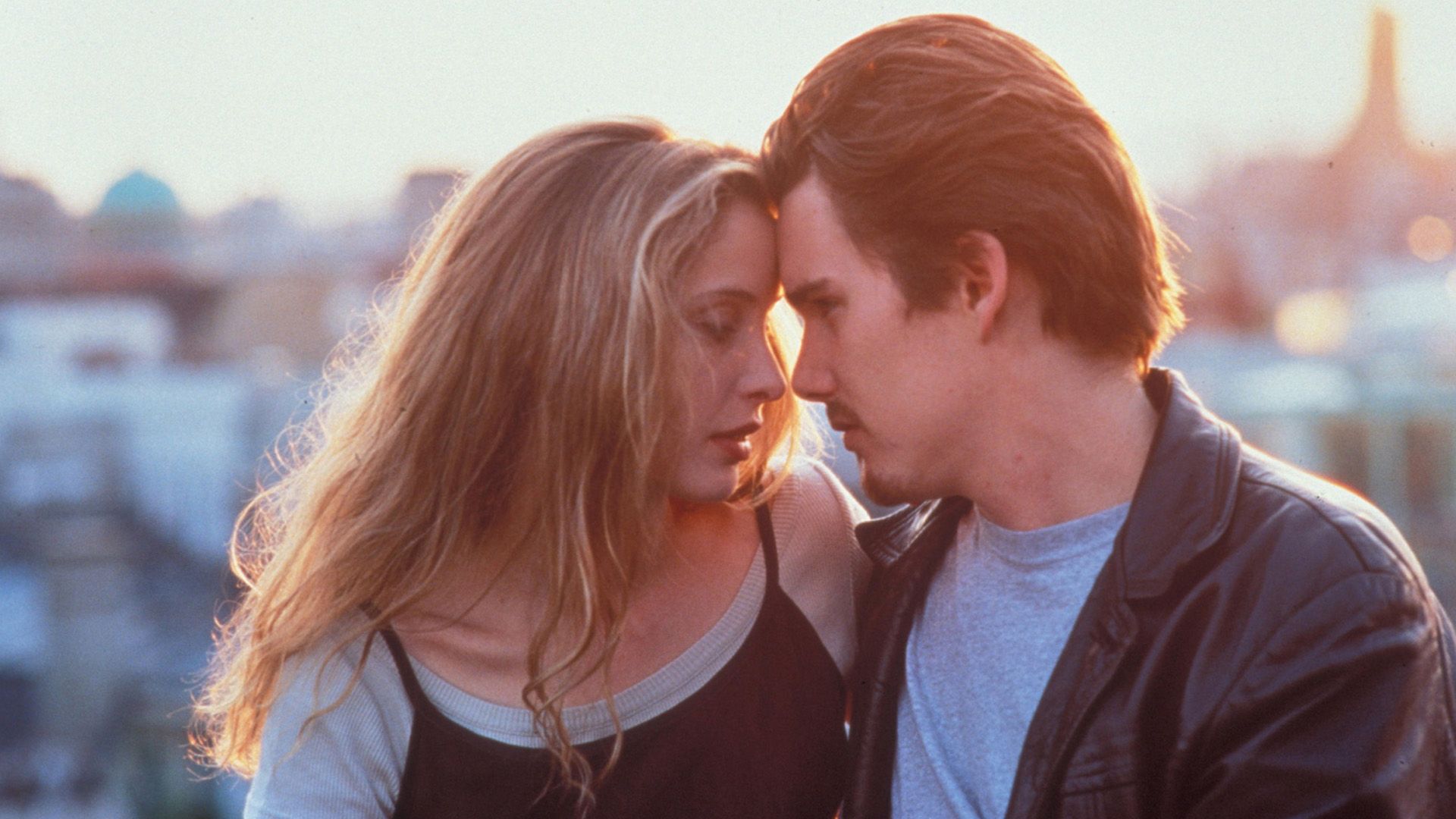Ethan Hawke e Julie Delpy che appoggiano le loro fronti insieme sullo sfondo dell'alba