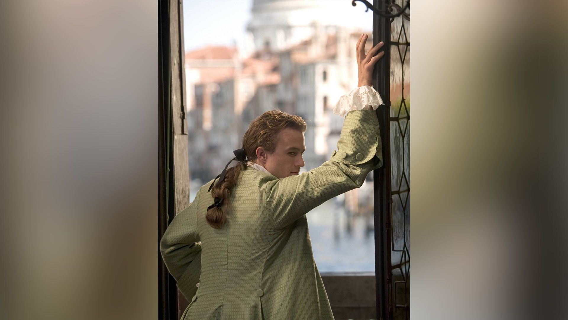Heath Ledger nei panni di Casanova appoggiato al telaio della finestra nel film "Casanova"