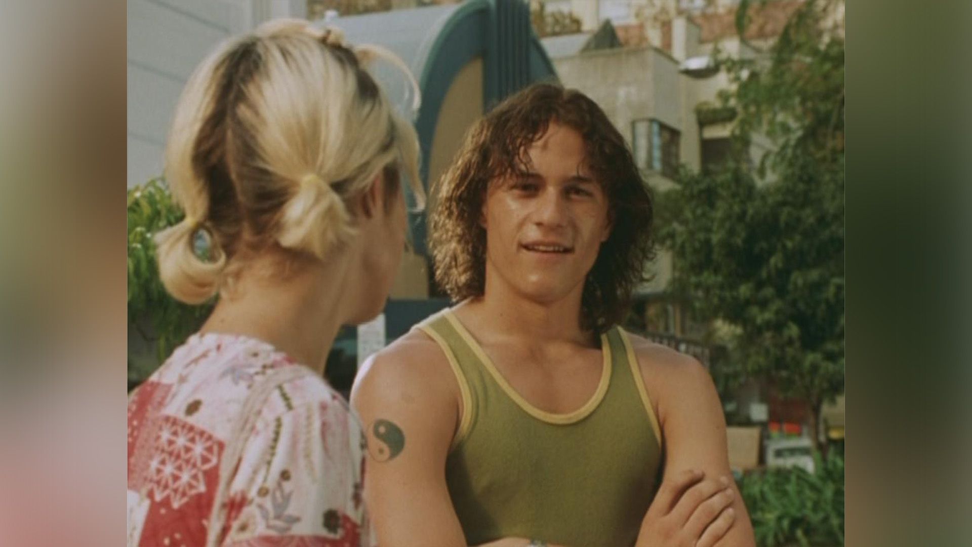 Heath Ledger dai capelli lunghi in una canottiera verde nel film 'Two Hands'