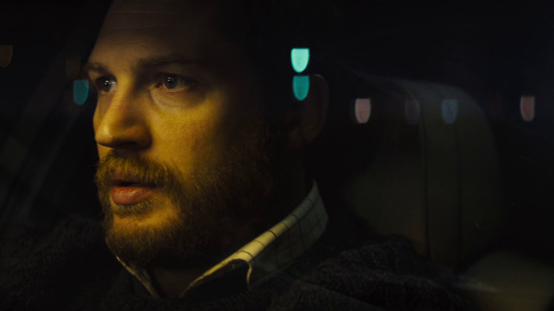 Tom Hardy in un primo piano in auto