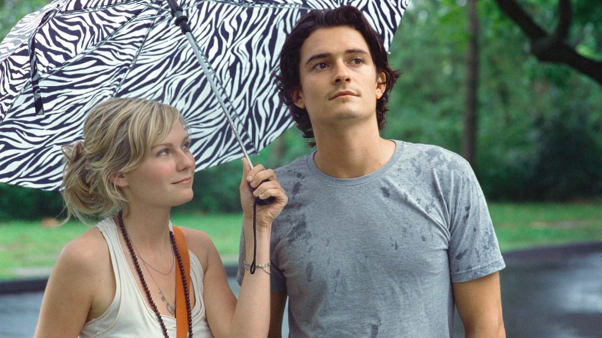 Kirsten Dunst e Orlando Bloom sotto un ombrello a righe zebrato