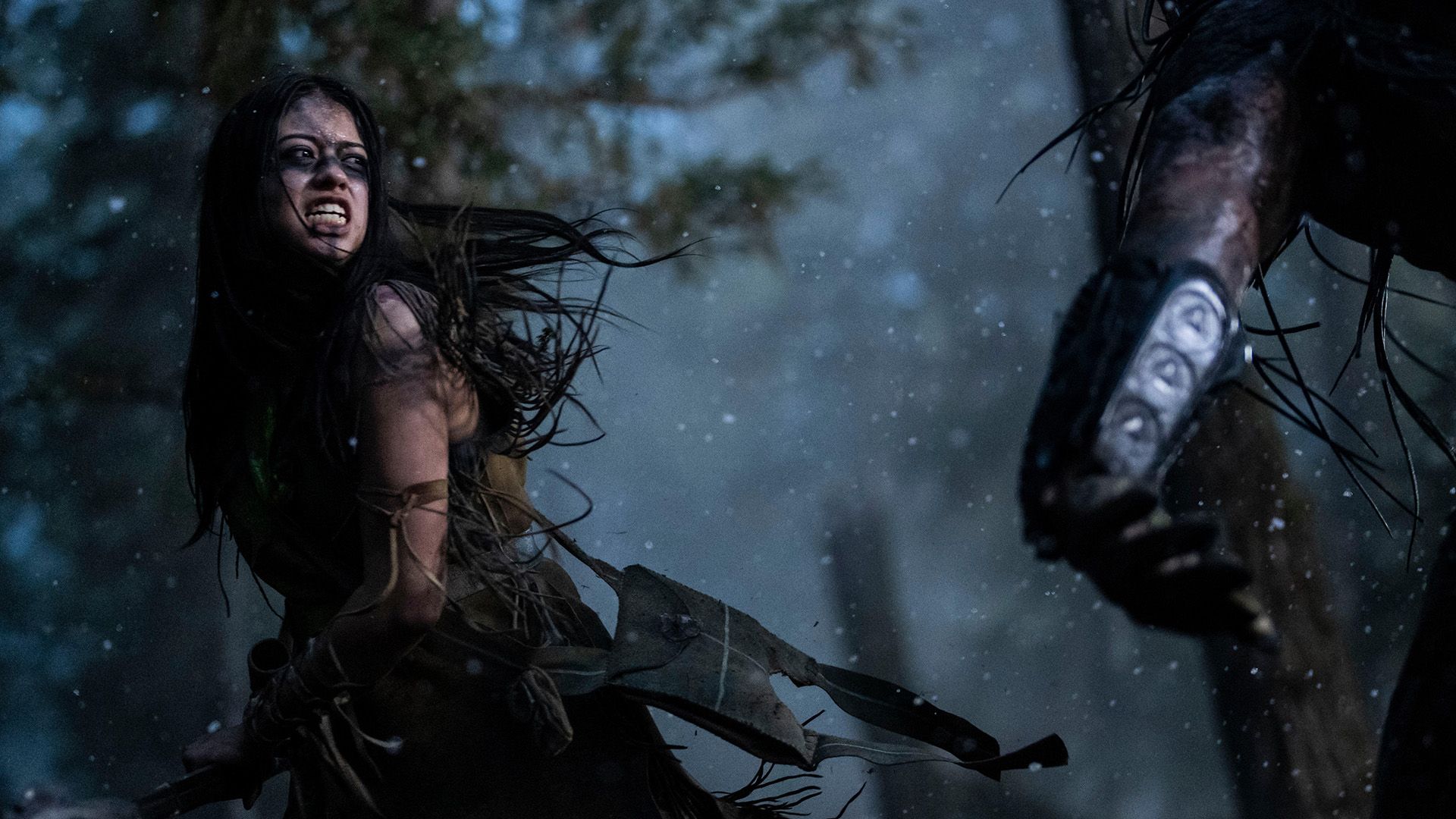 Amber Midthunder combatte il Predator con rabbia sul volto