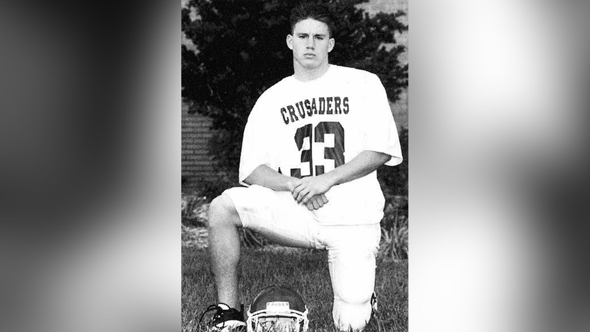 Giovane attore Channing Tatum posa in tenuta da football americano