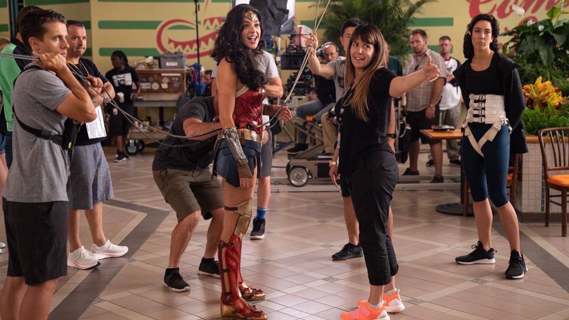 Gal Gadot nei panni di Wonder Woman circondata dalla troupe cinematografica