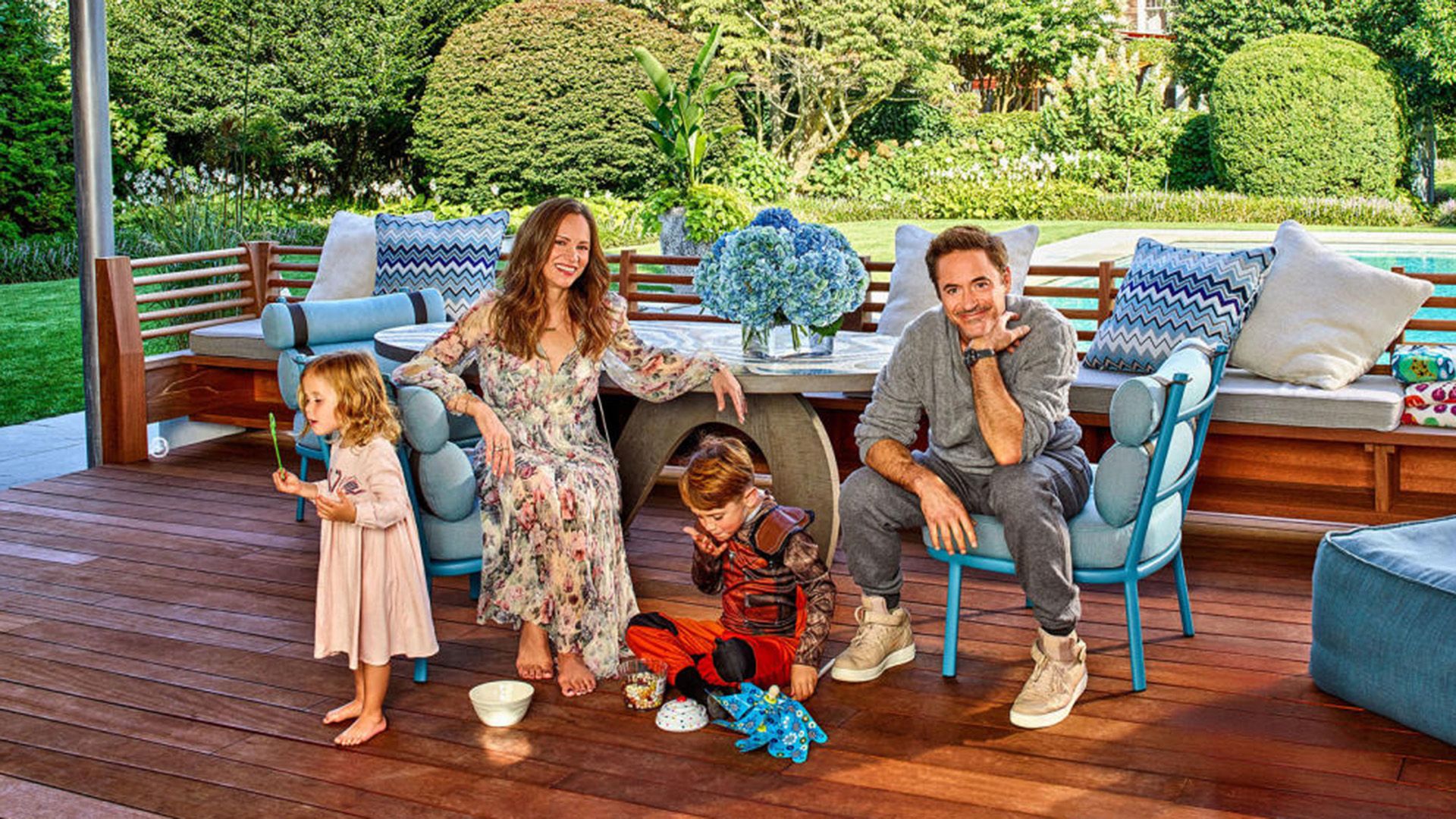 Robert Downey Jr. e Susan Levin sulla terrazza, vicino un ragazzo e una ragazza giocano sul pavimento