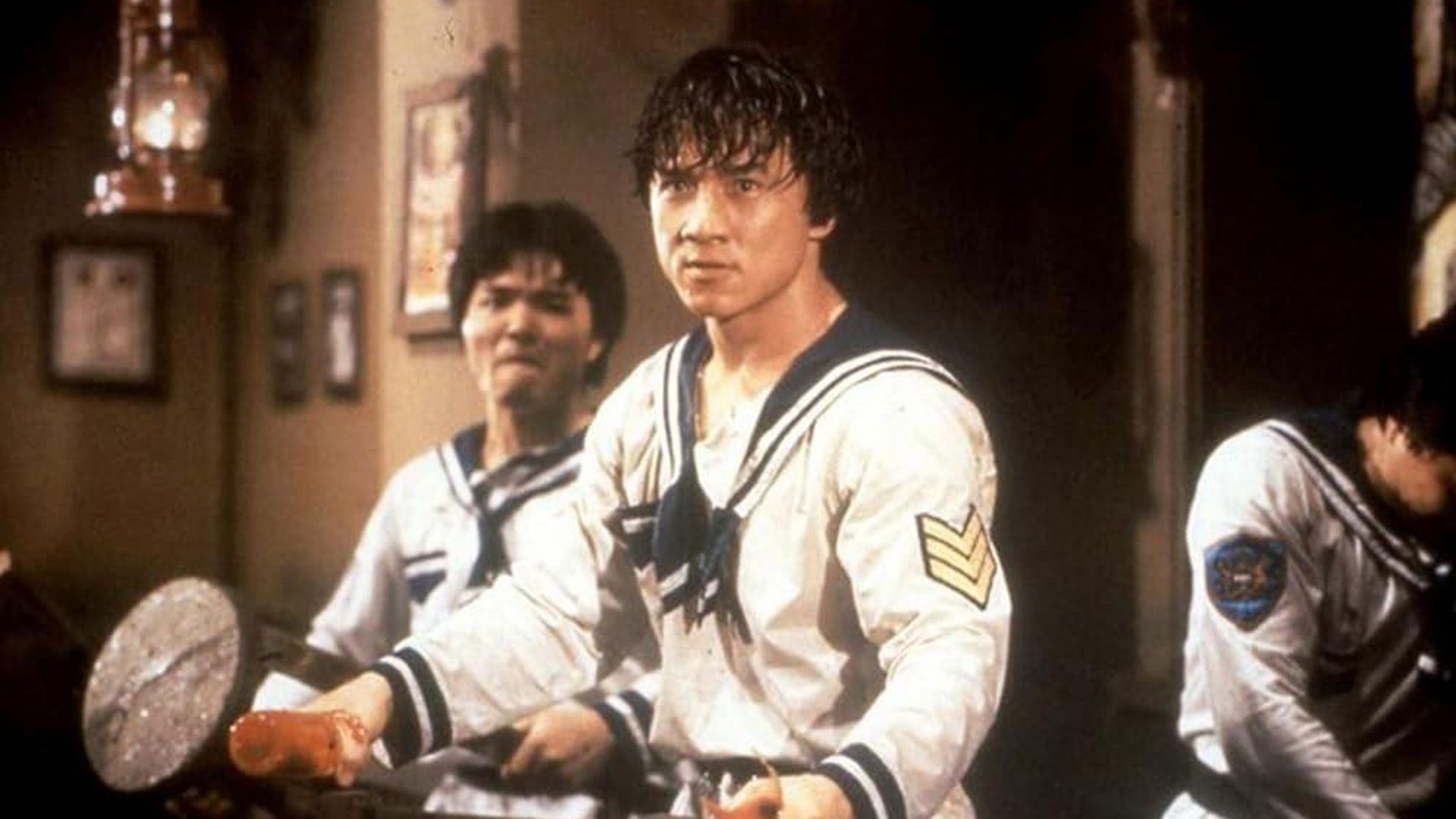 Il giovane Jackie Chan in un abito da marinaio pronto per una lotta in una scena di 'Project A'