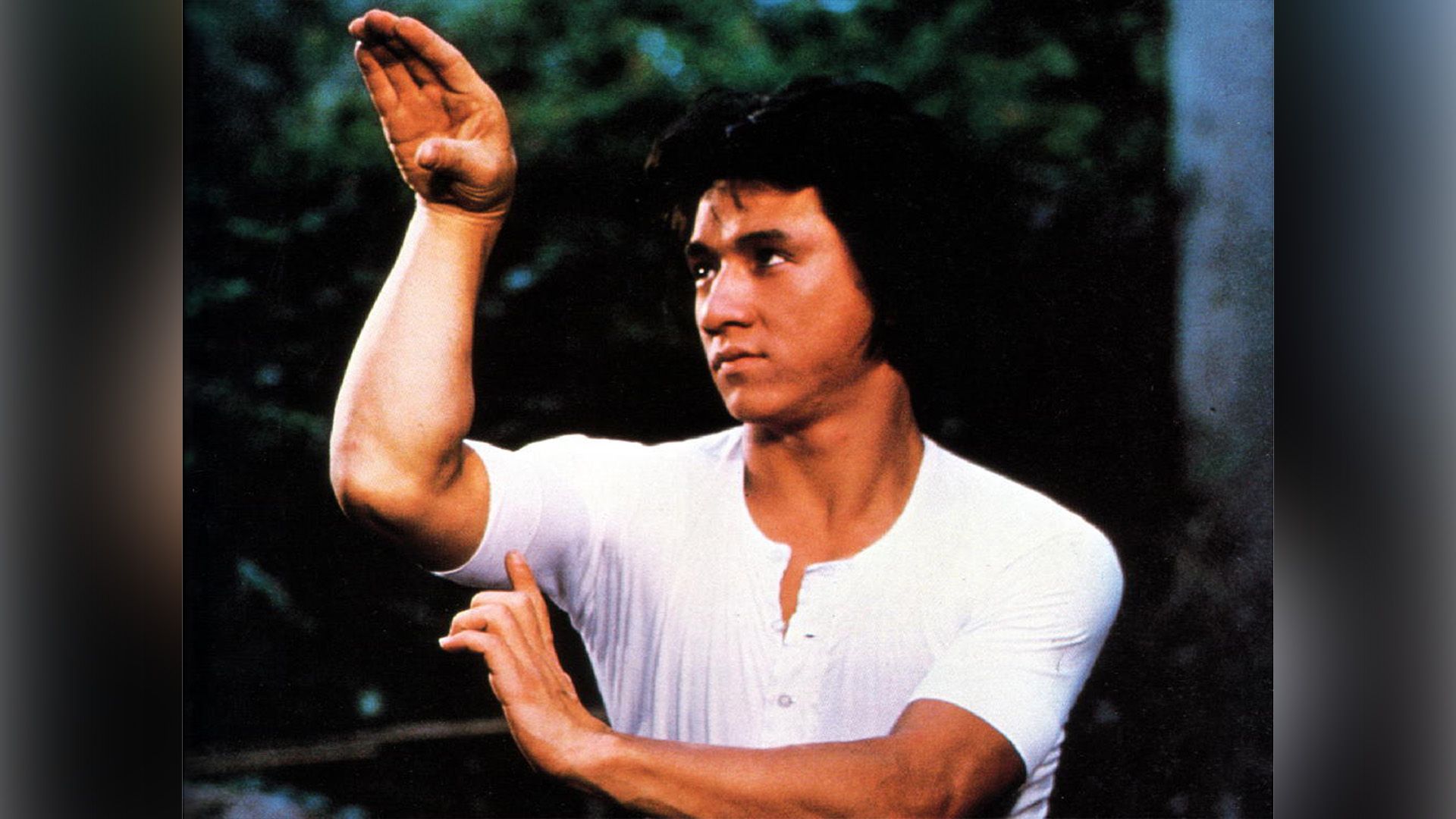Il giovane Jackie Chan in posa da combattimento in una scena del film 'Snake in the Eagle's Shadow'