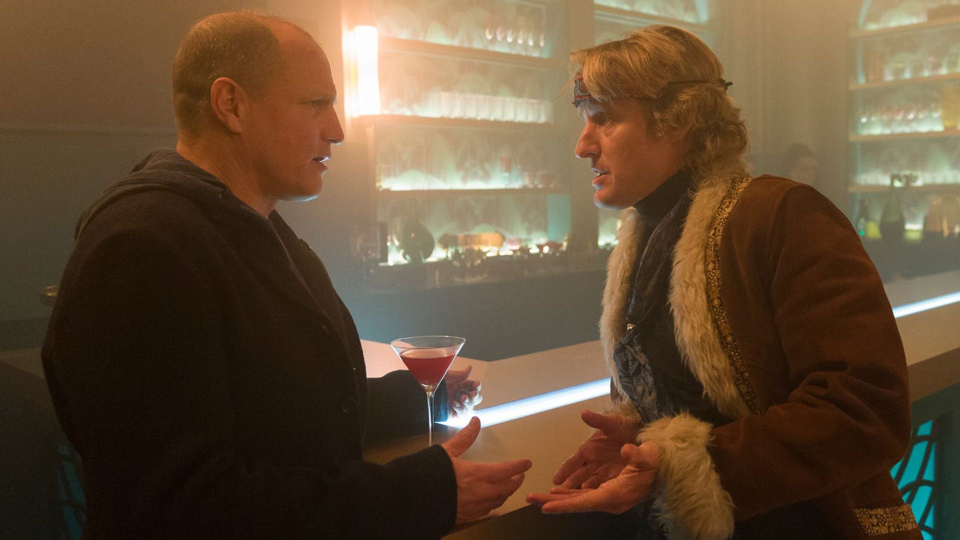 Woody Harrelson e Owen Wilson parlano vicino al bancone del bar