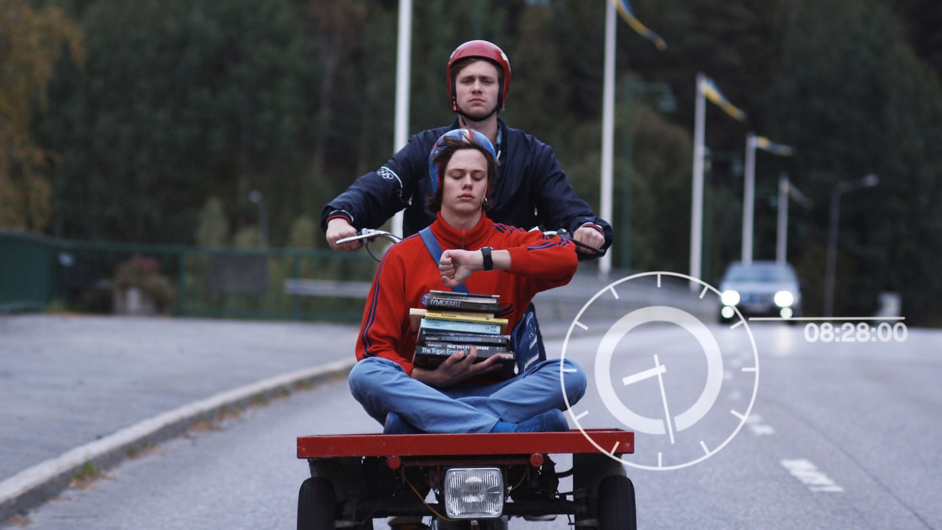 Martin Wallström porta Bill Skarsgård su un carrello con una pila di libri in mano