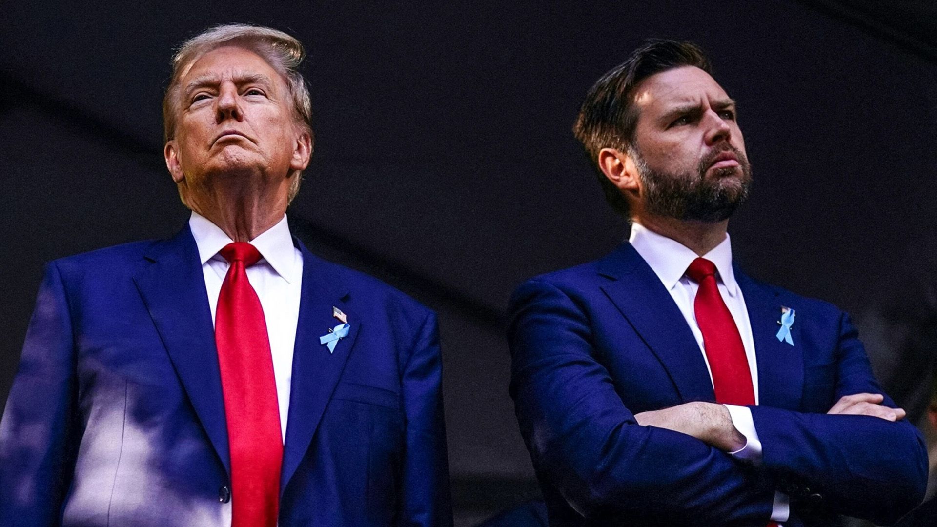 Donald Trump e J.D. Vance in giacche blu con cravatte rosse