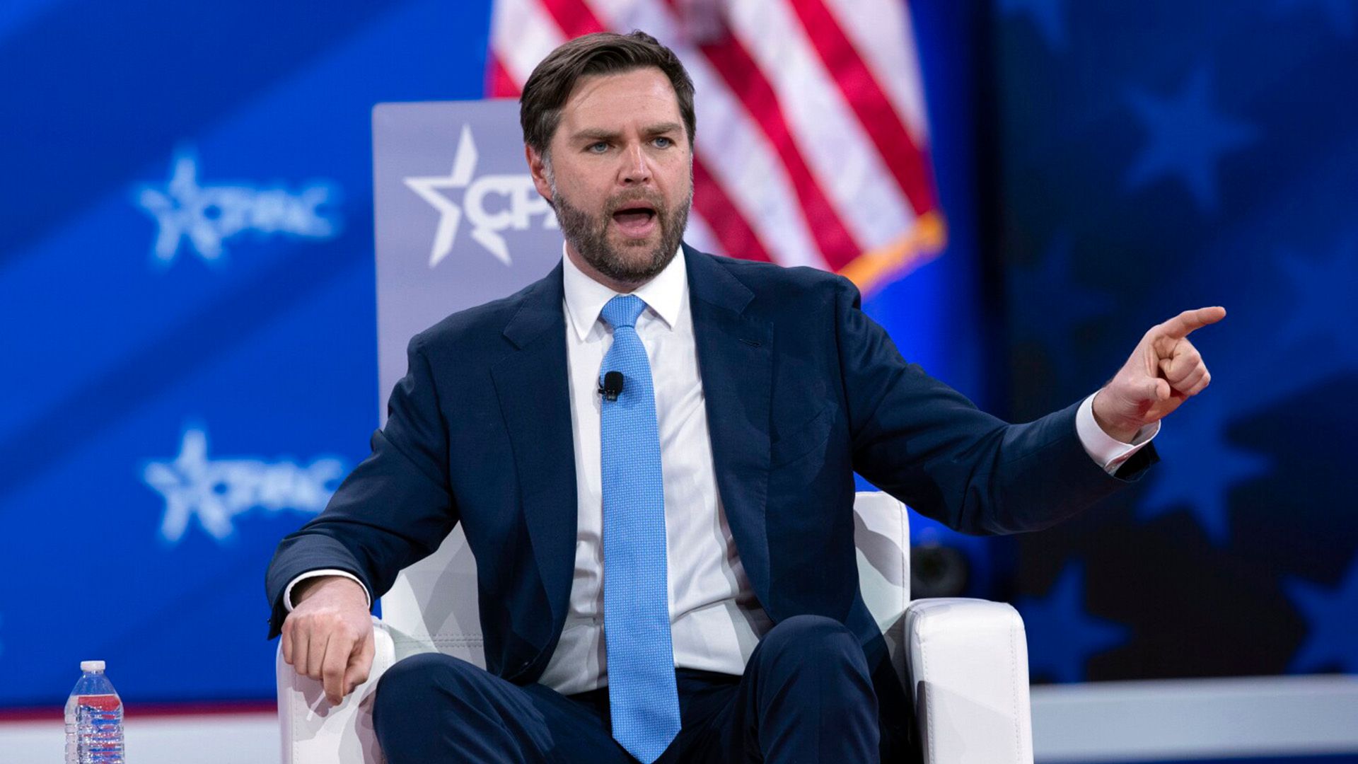 J.D. Vance su una sedia bianca sul palco