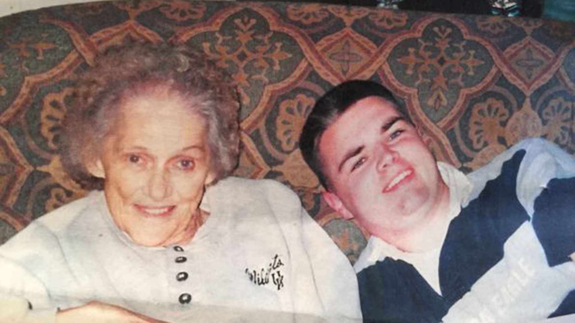 Giovane JD Vance e sua nonna, entrambi sorridenti