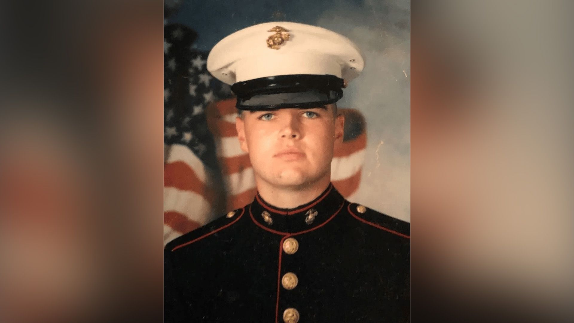 Giovane J.D. Vance in uniforme militare da parata e cappello bianco