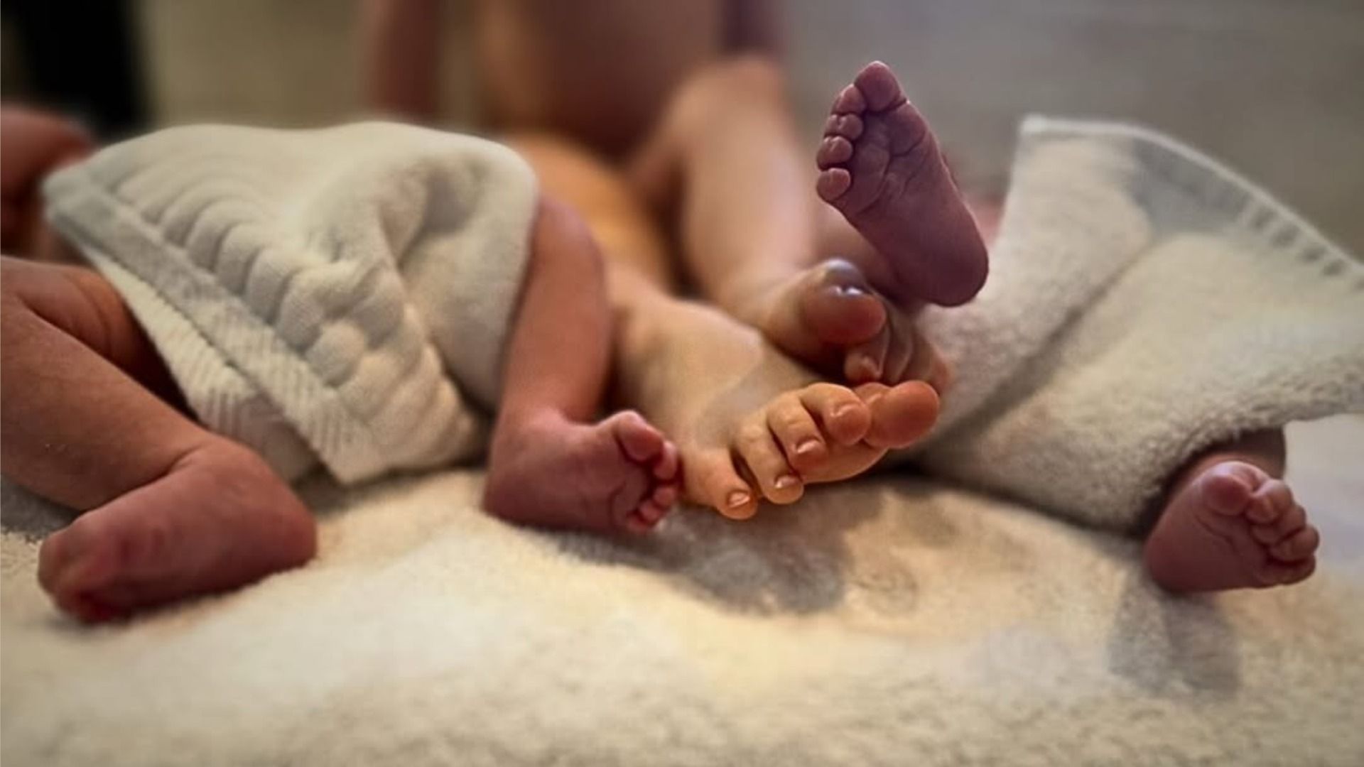 Tre figli dell'attrice Amber Heard sono sdraiati sul letto coperti da una coperta