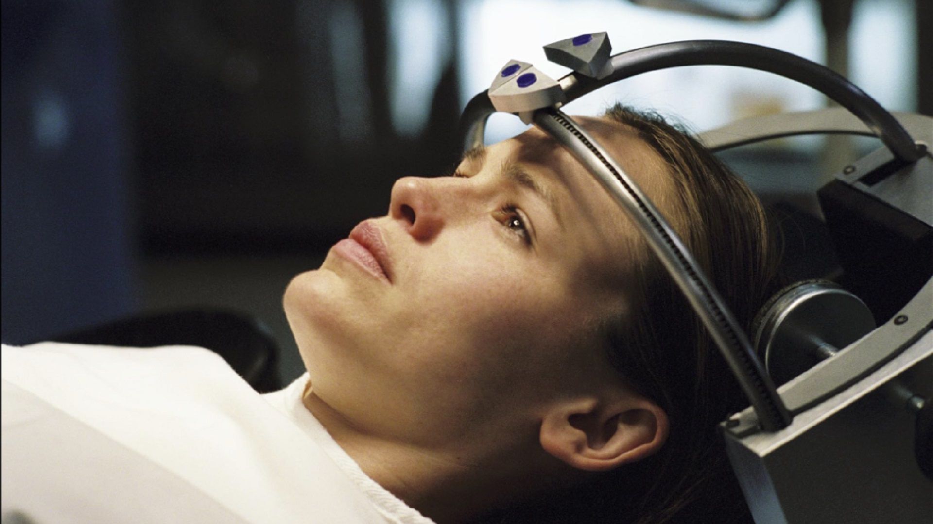 Jennifer Garner guarda in alto mentre è sdraiata su una sedia futuristica