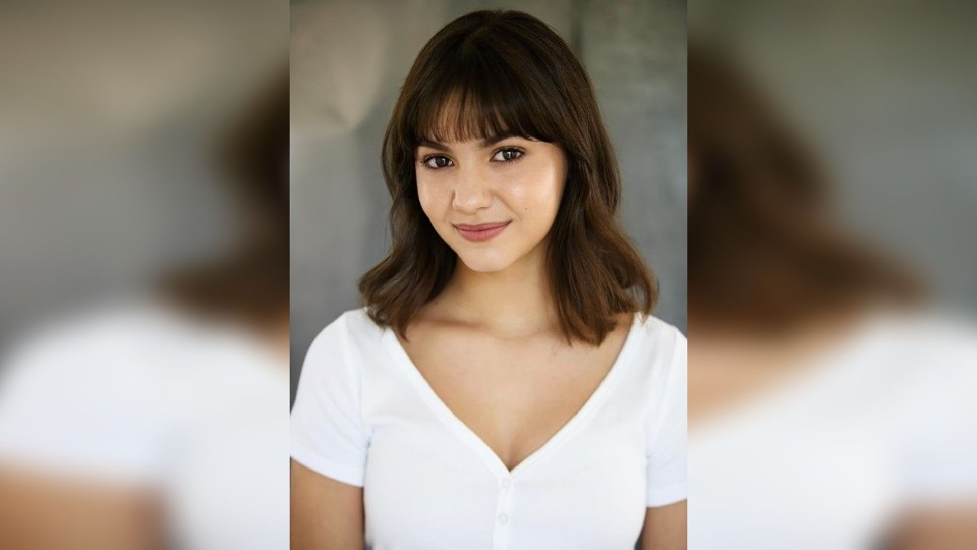 Samantha Lorraine in una canottiera bianca guarda nella telecamera