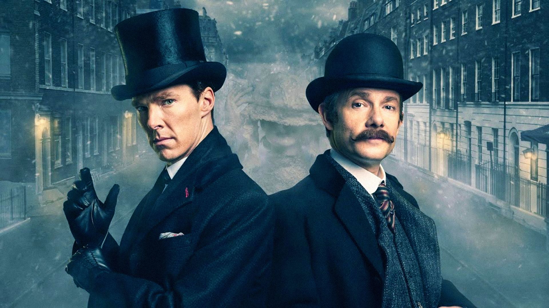 L'attore Benedict Cumberbatch nei panni di Sherlock Holmes con un cappello a bombetta sulla testa, sistema i guanti e guarda la telecamera