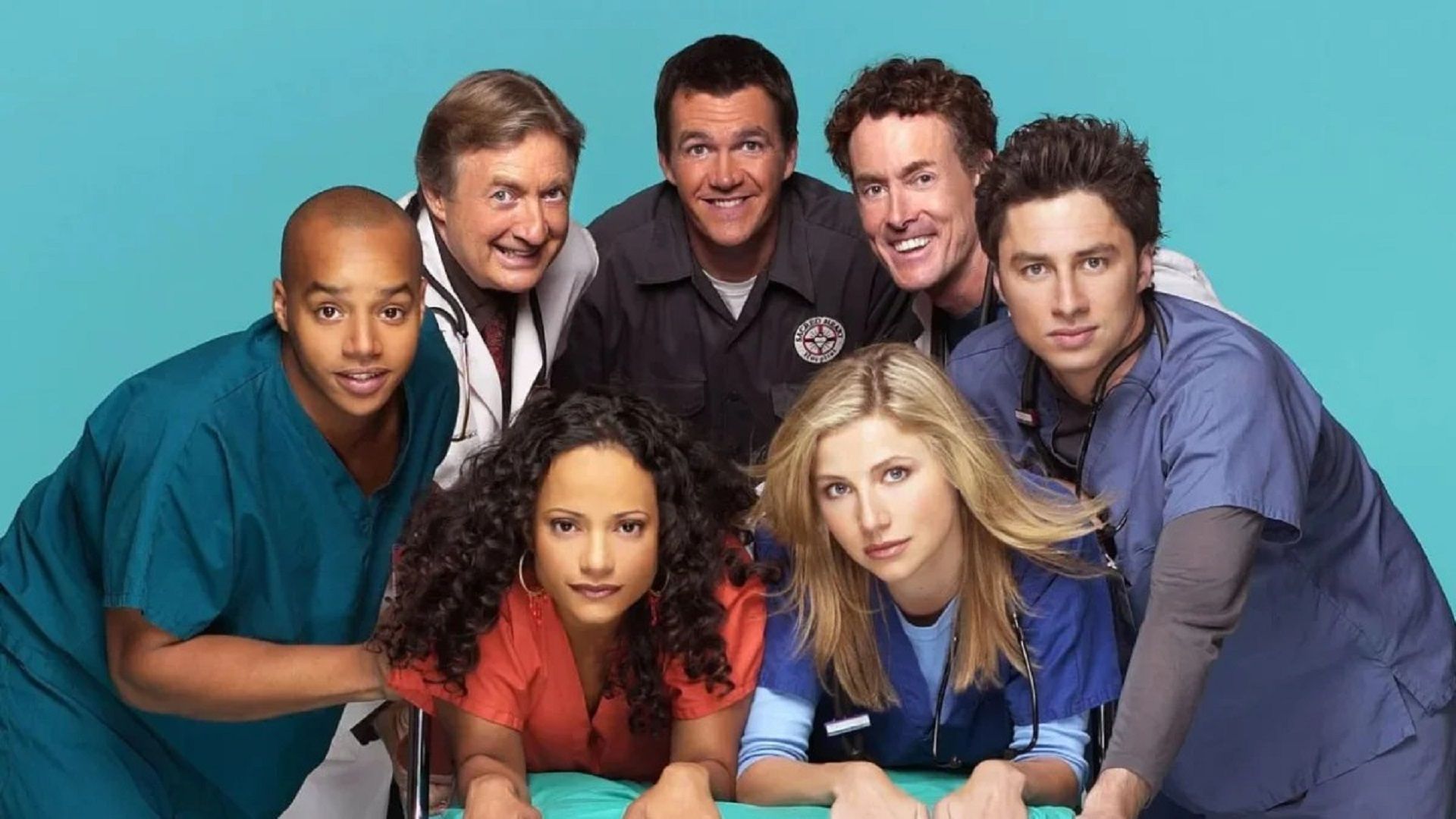 Attori della serie "Scrubs" nei ruoli di dottori che guardano nella telecamera