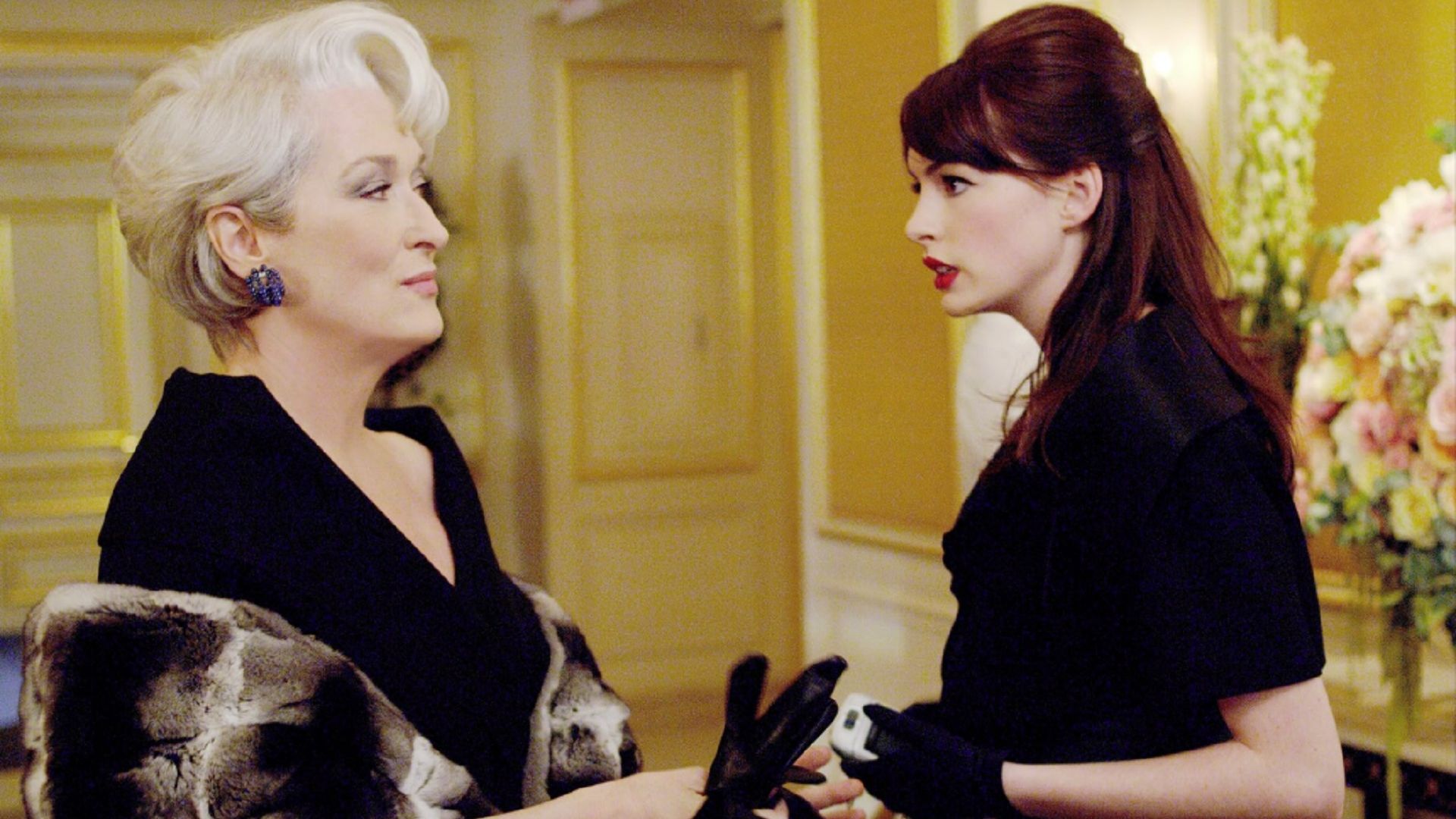 I personaggi di Meryl Streep e Anne Hathaway si guardano, mettendo a posto la loro relazione
