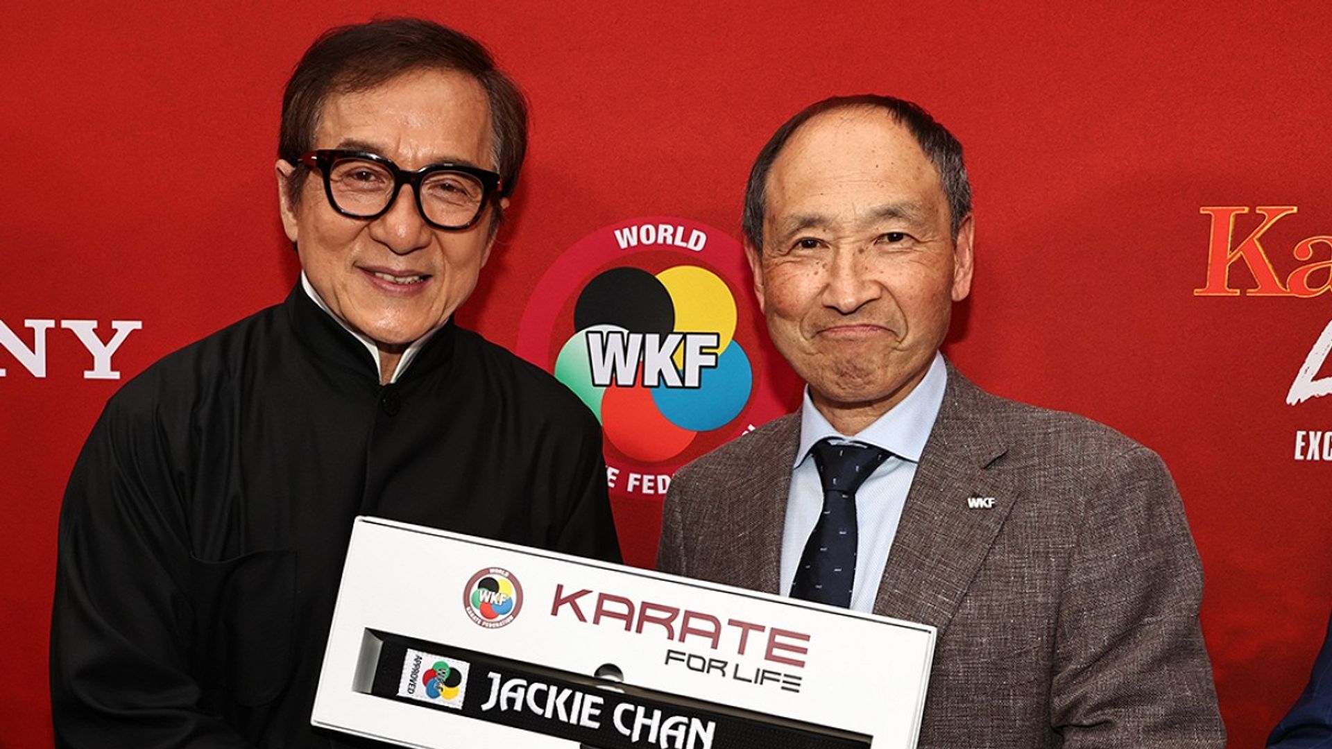 Jackie Chan riceve una cintura nera in karate