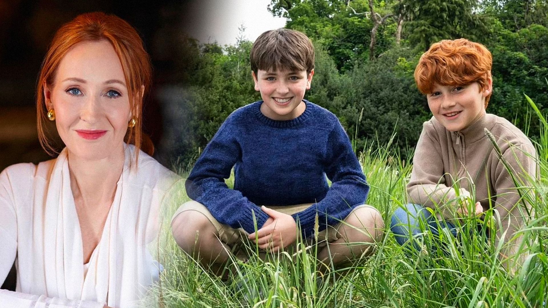 La scrittrice J.K. Rowling in una blusa bianca sorride, gli attori Dominic McLaughlin e Alastair Stout seduti sull'erba