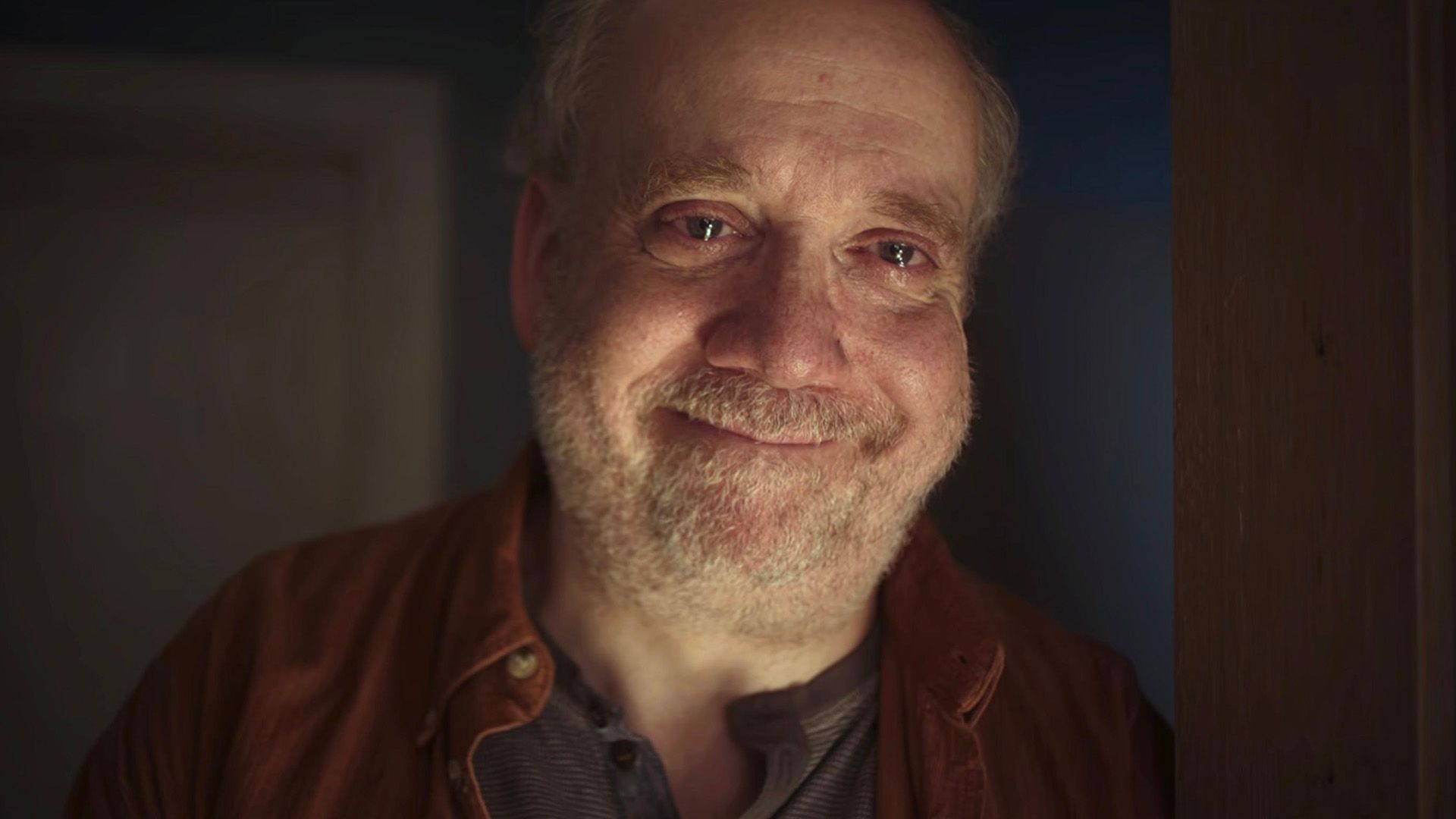 Paul Giamatti sorride con occhi pieni di lacrime
