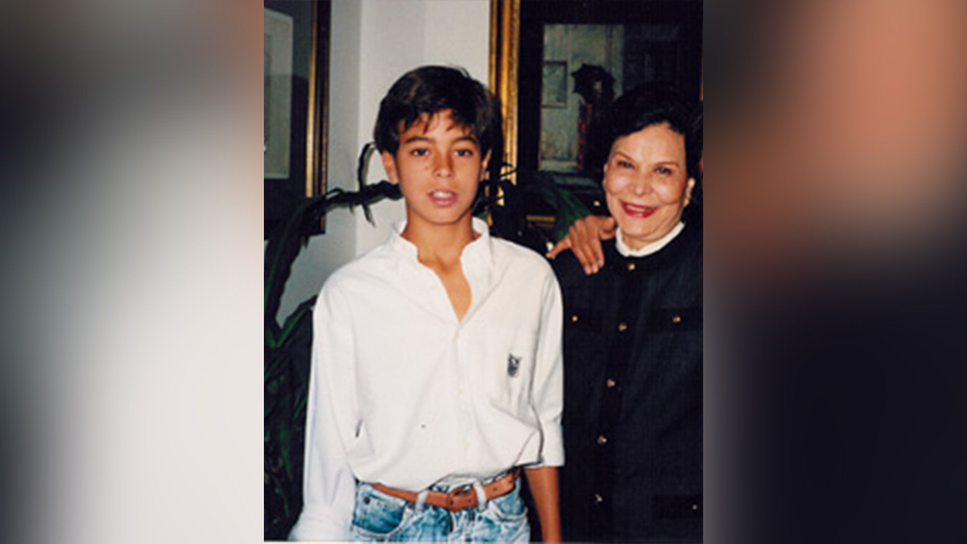 Enrique Iglesias da bambino con la sua tata Elvira