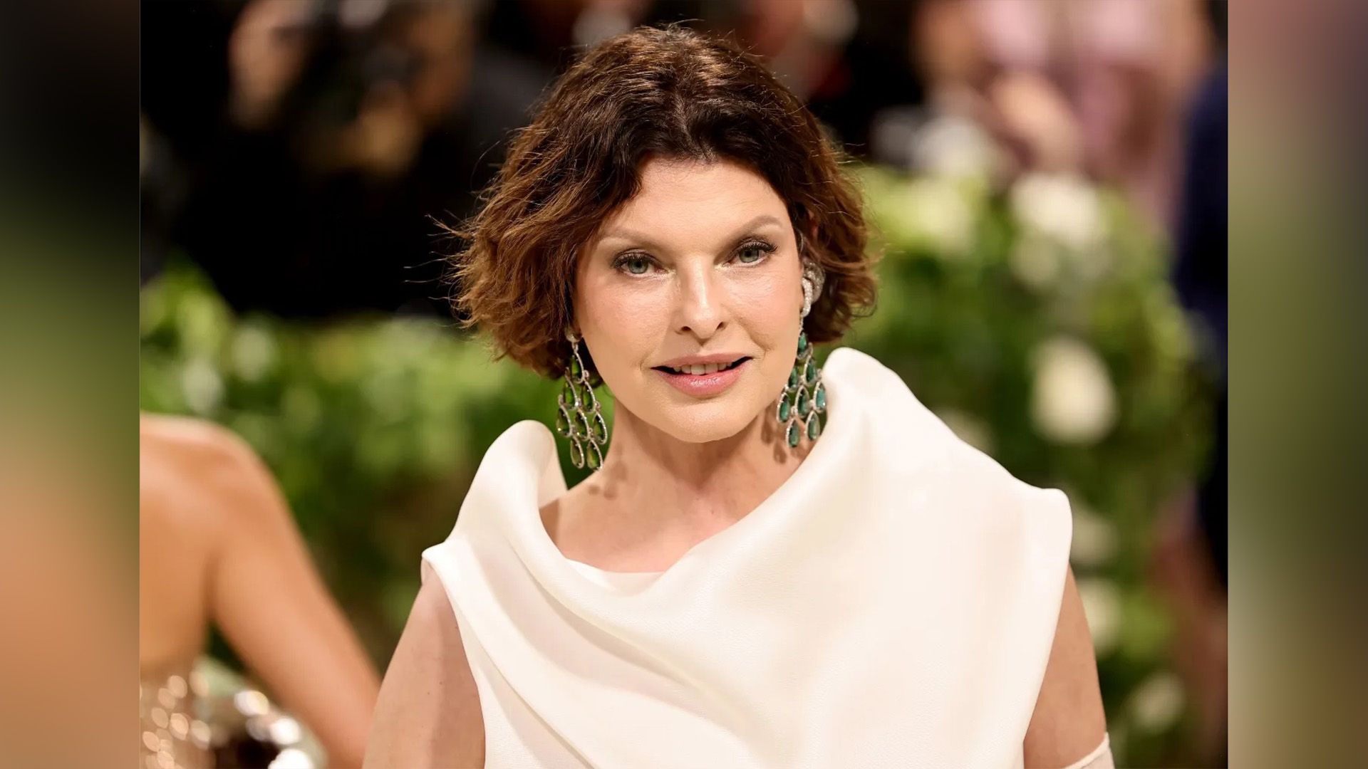 Linda Evangelista in un abito bianco al Met Gala 2024