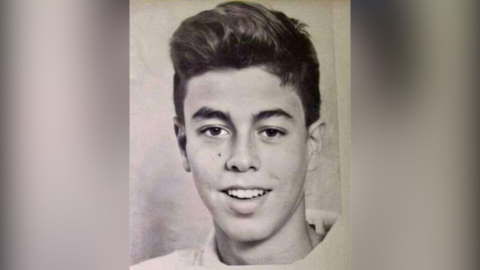 Ritratto scolastico di un sorridente Enrique Iglesias