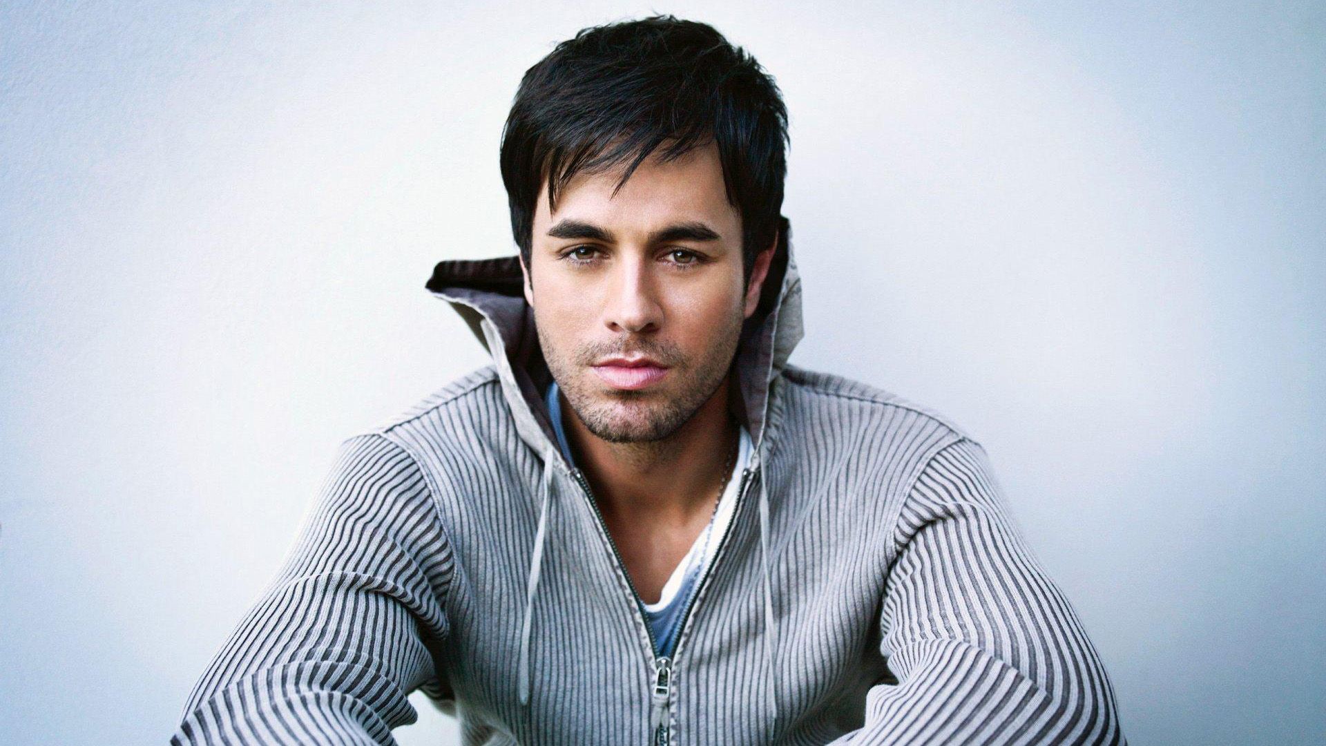 Cantante Enrique Iglesias con una felpa grigia