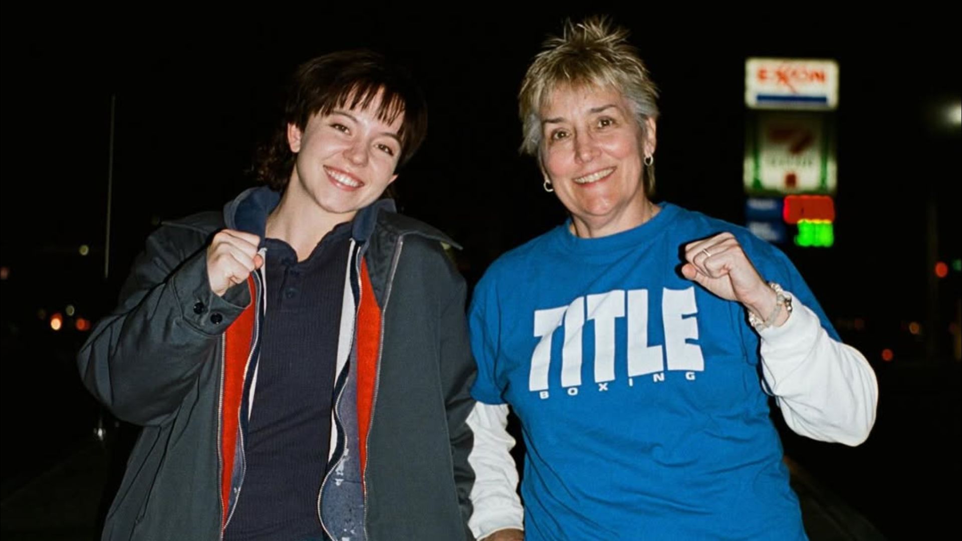 L'attrice Sydney Sweeney e la pugile Christy Martin alzano i pugni sorridendo